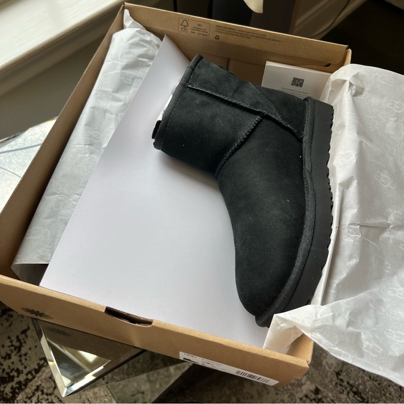 NIB Authentic UGG Women Classic Mini II Boot Black 1016222 - Picture 10 of 13